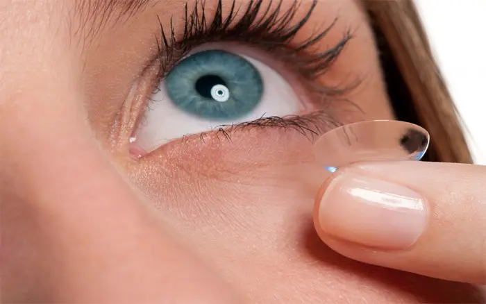 Lentillas para presbicia: ¿funcionan de verdad? 2 lentillas progresivas mujer ojo azul Lentillas para presbicia
