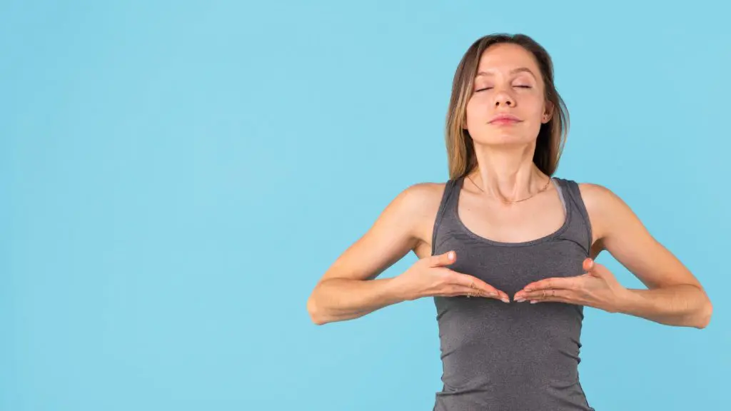 Técnicas de Respiración Consciente para el Estrés: Guía Práctica y Productos Recomendados 2 mujer rubia respirando fondo azul Respiración Consciente